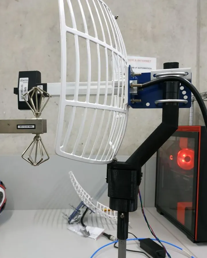 Soporte motorizado para antena impreso en 3D en un laboratorio